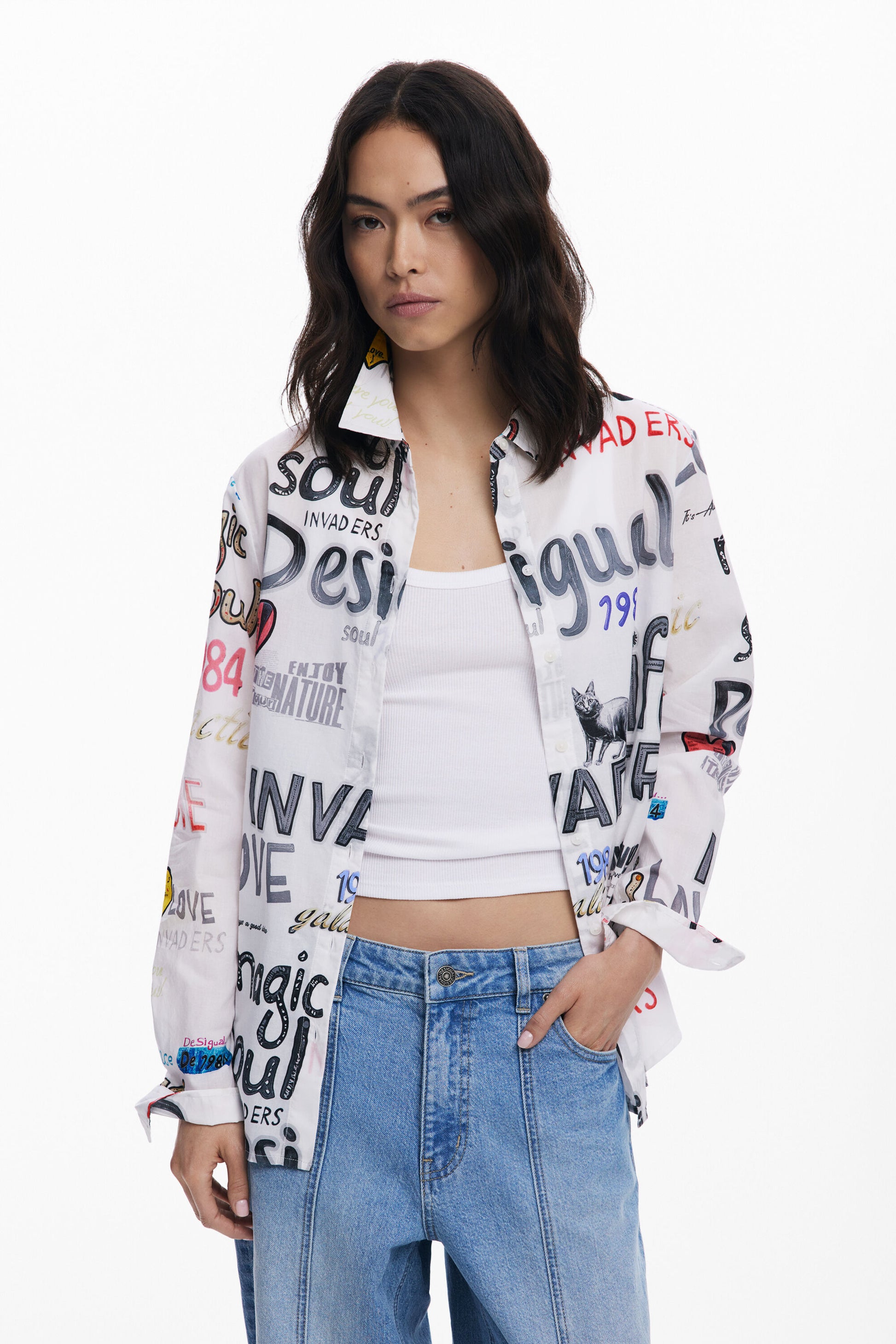 Camisa blanca con estampado tipográfico multicolor Desigual