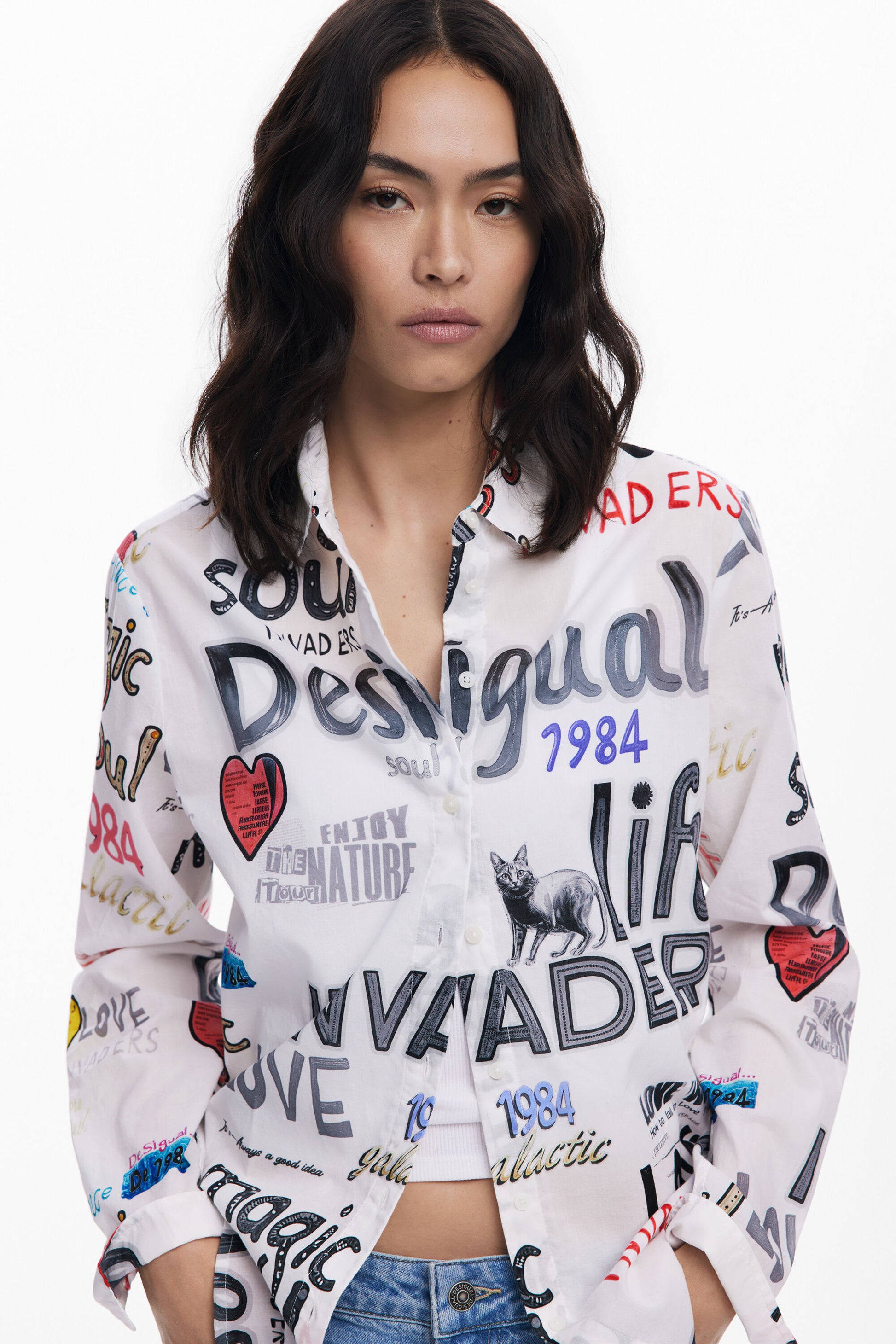 Camisa blanca con estampado tipográfico multicolor Desigual