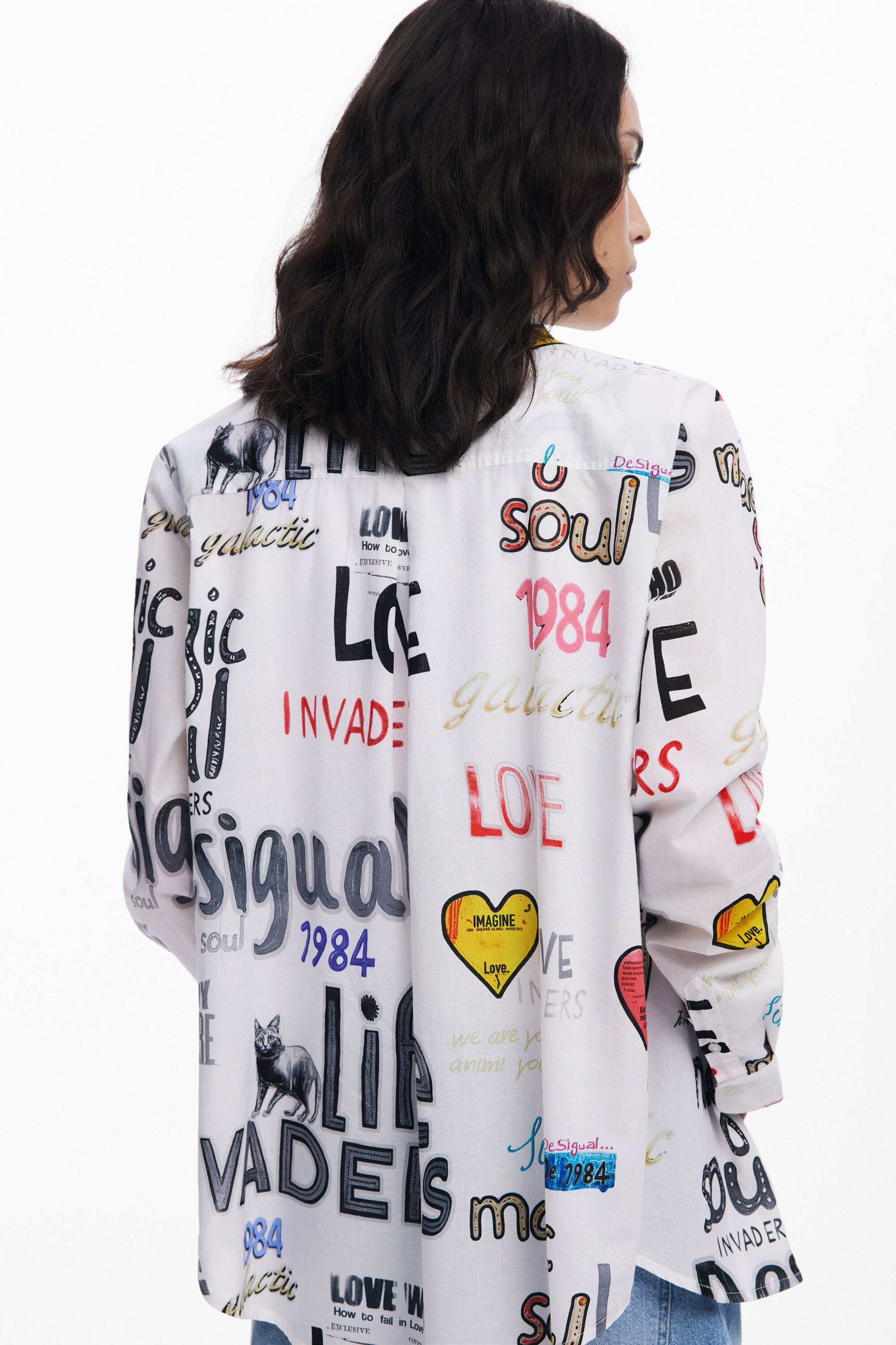 Camisa blanca con estampado tipográfico multicolor Desigual
