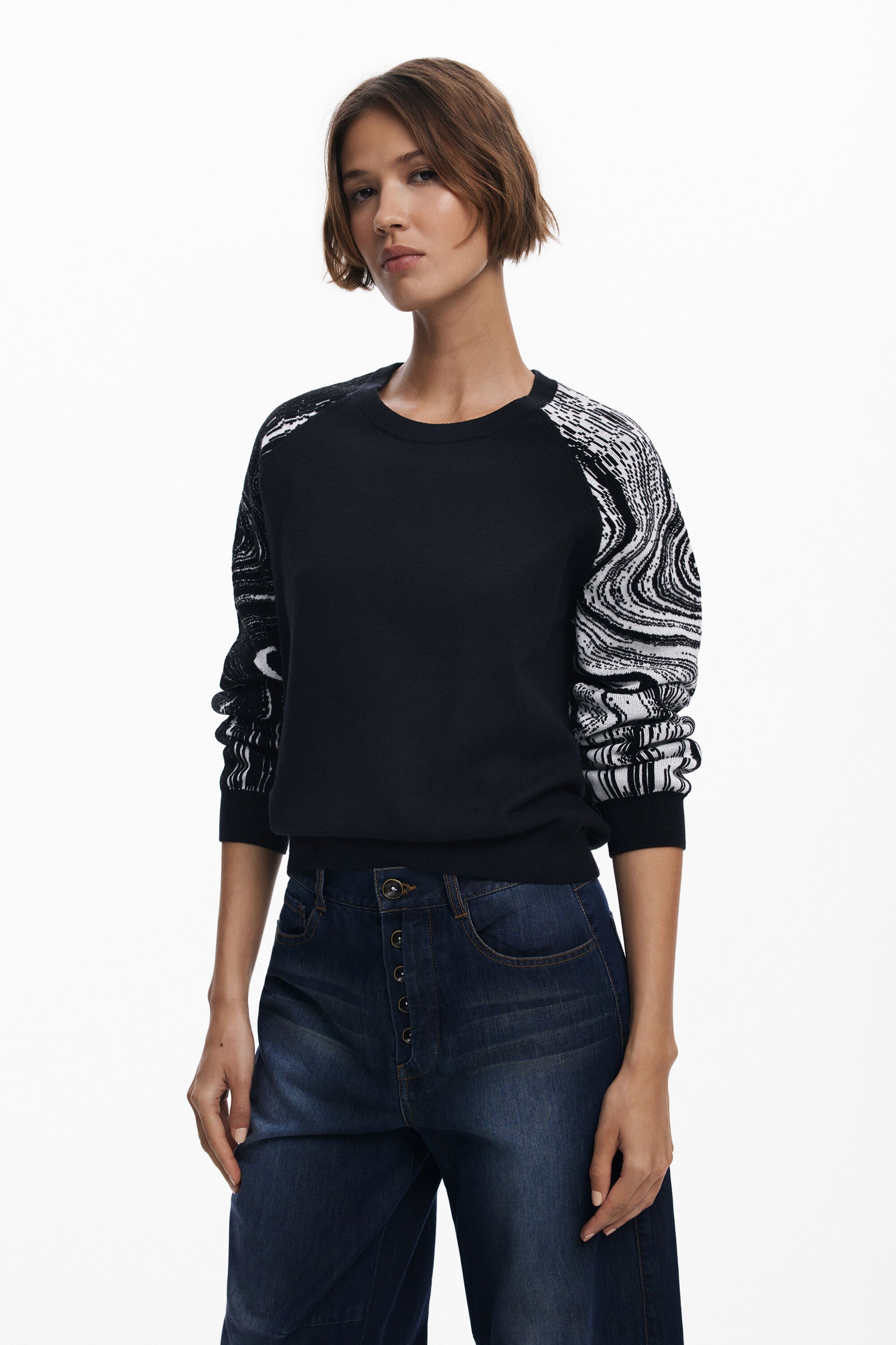 Suéter negro con mangas estampado marmoleado Desigual