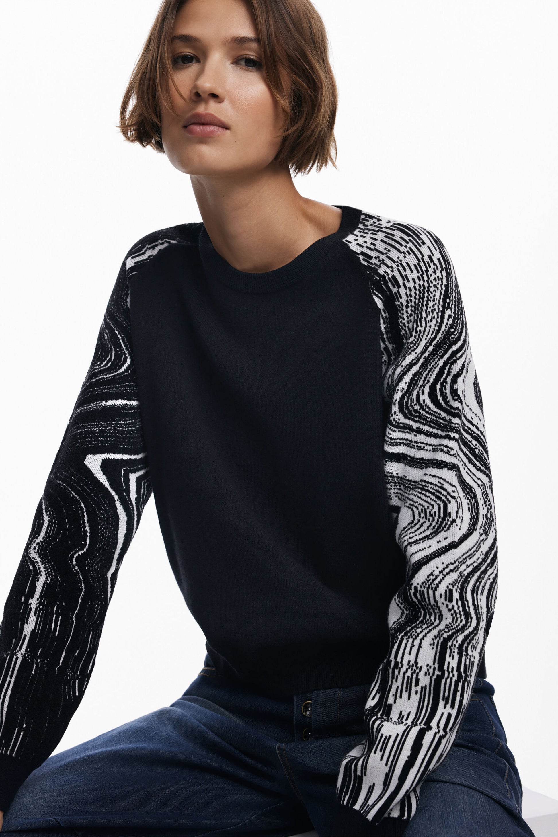 Suéter negro con mangas estampado marmoleado Desigual
