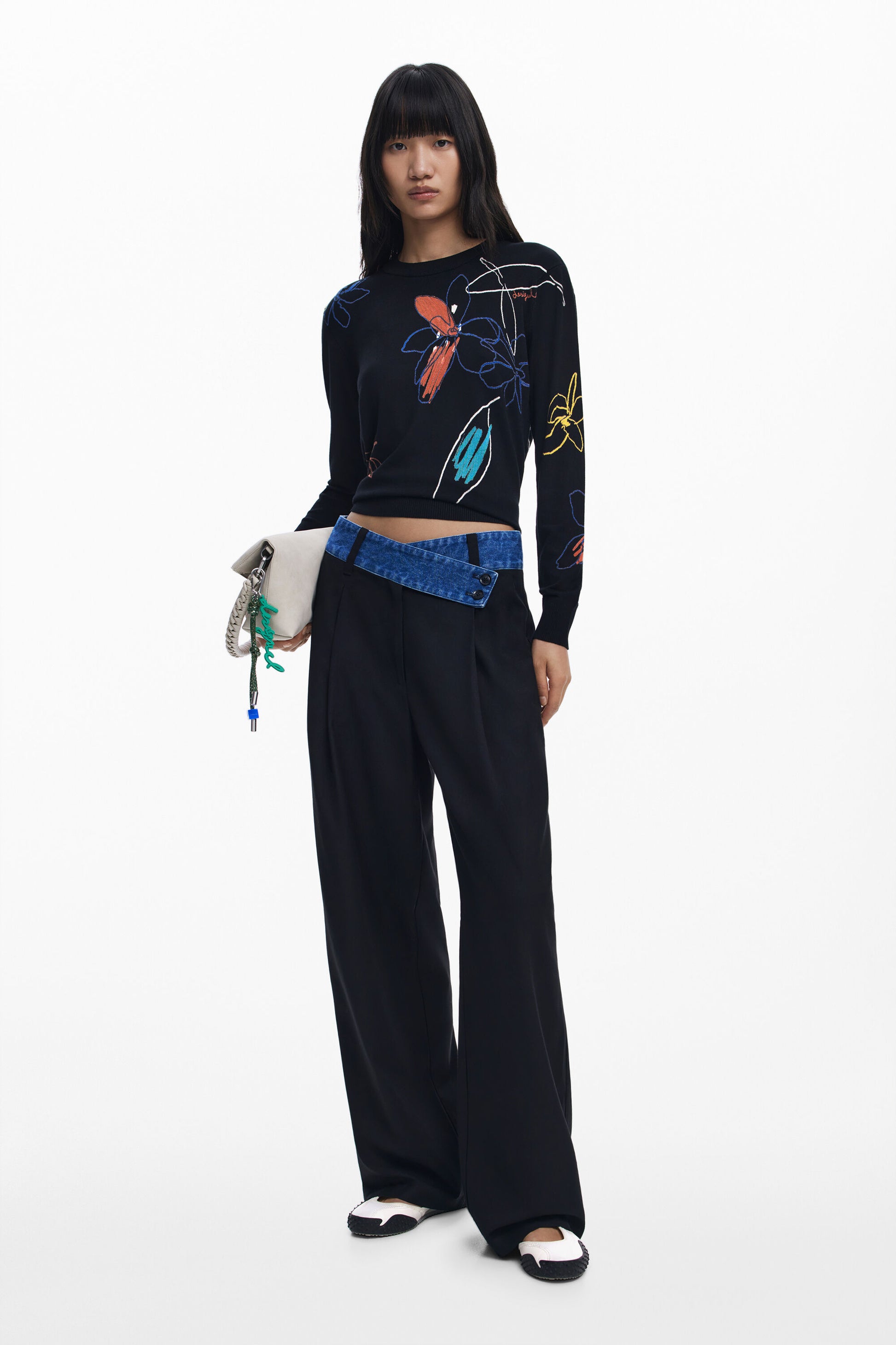 Suéter negro con bordado floral multicolor Desigual