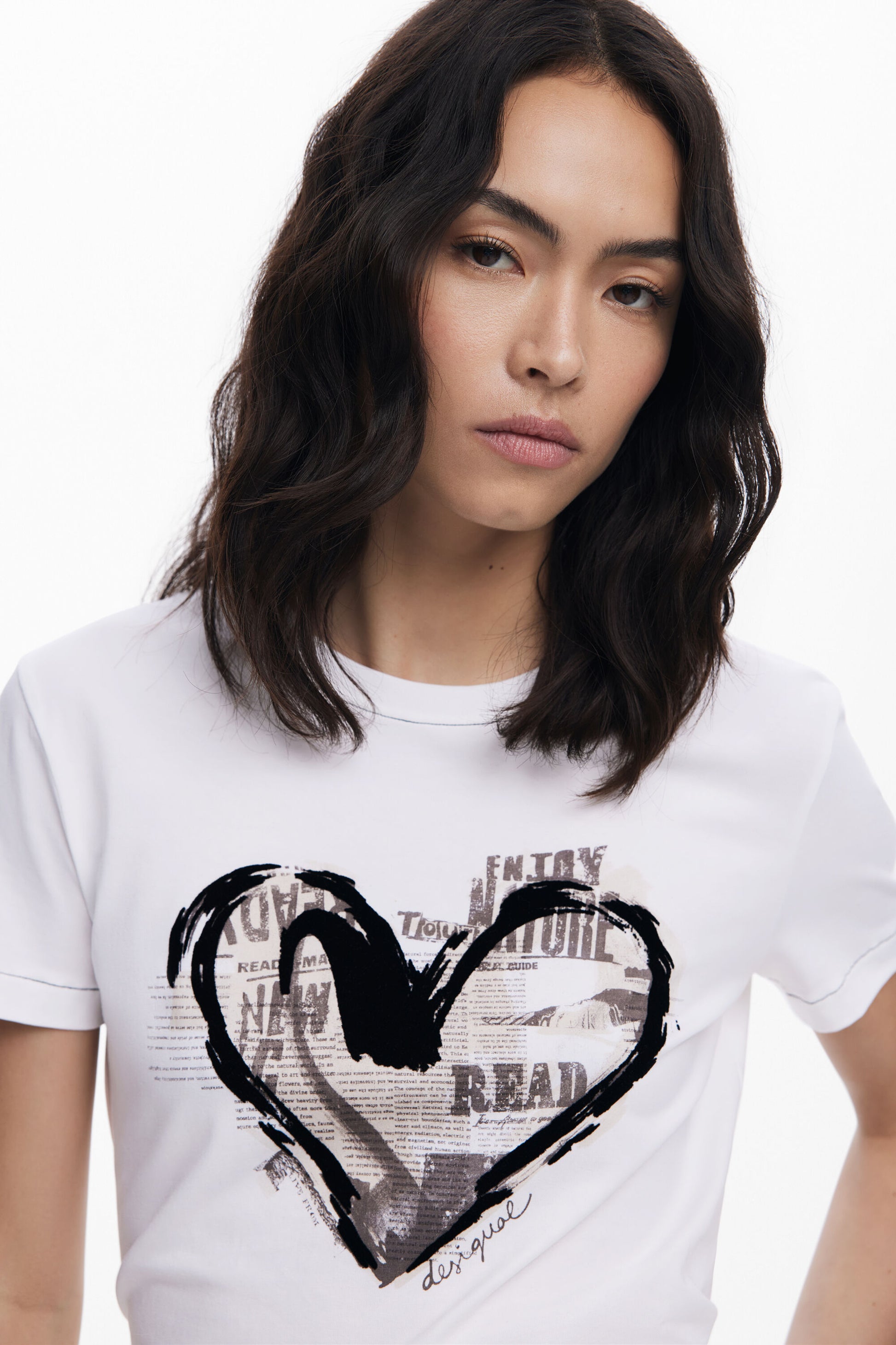 Camiseta blanca con estampado de corazón Desigual