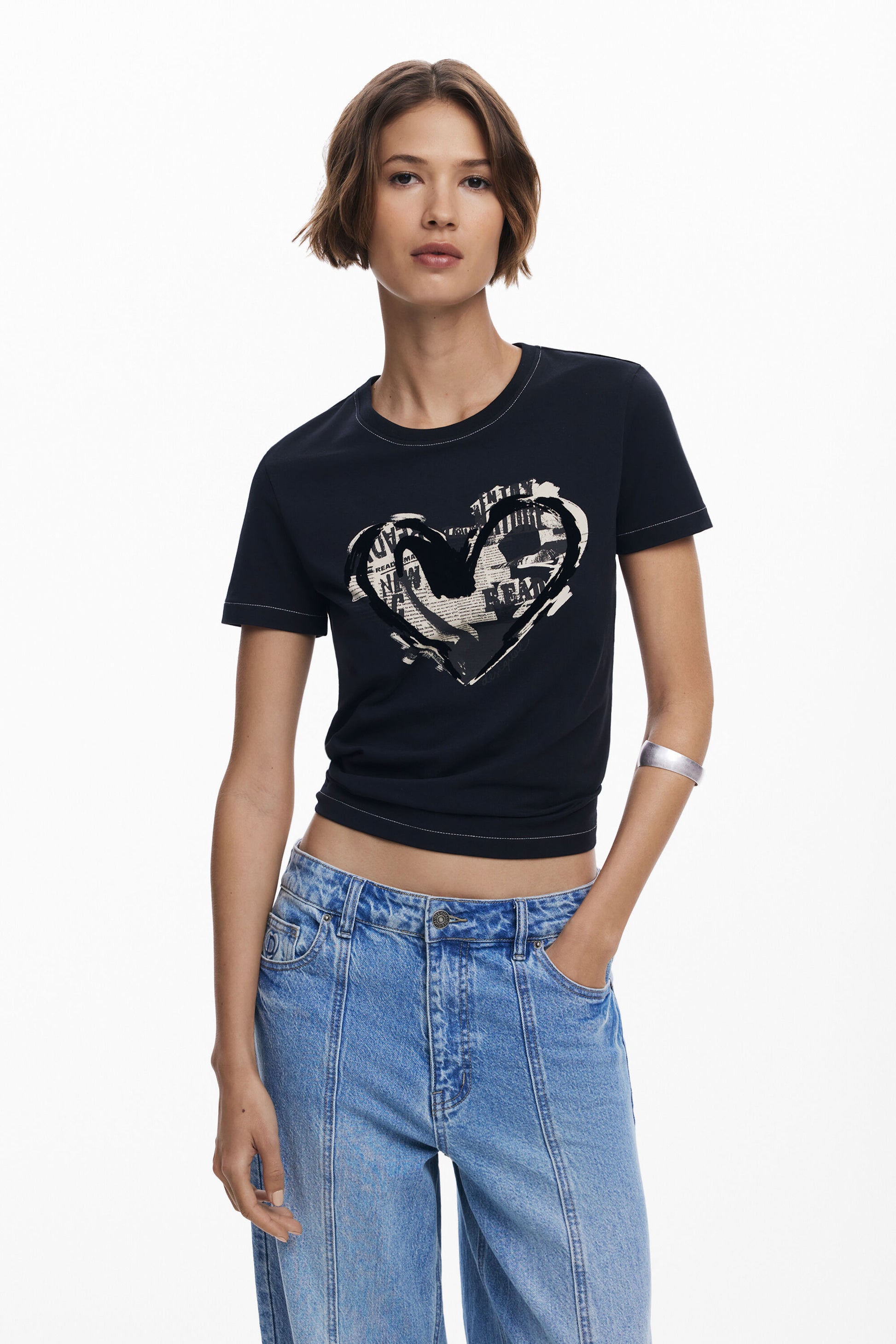 Camiseta blanca con estampado de corazón Desigual