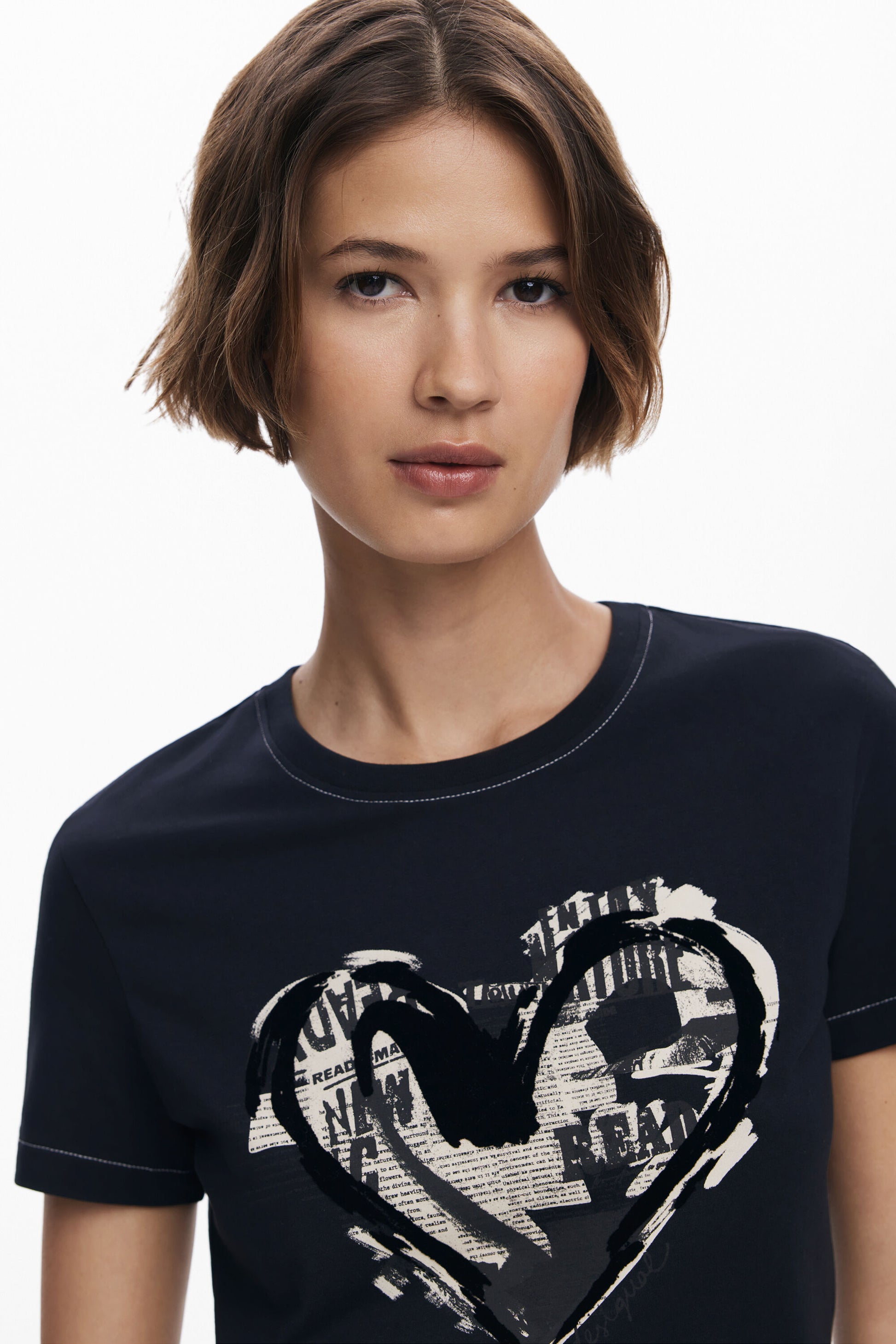 Camiseta blanca con estampado de corazón Desigual