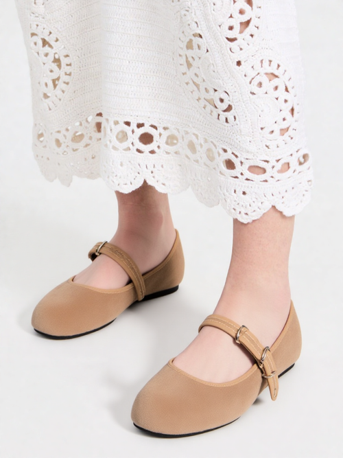 Bailarinas de Suede Camel con Correa – Estilo Clásico Femenino