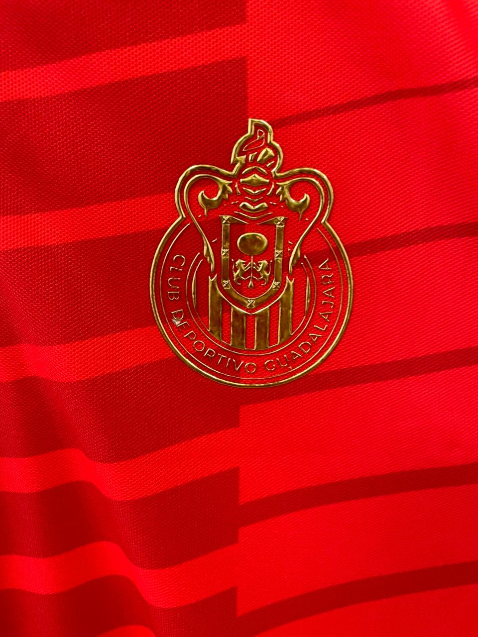 Playera Polo Hombre Chivas Roja con Escudo Dorado CI183
